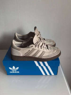 Adidas spezial skor - Säljer ett par feta adidas spezial skor i sjukt bra skick! Köpta för 1449 men säljs för 699 i sjukt bra skick som sagt! Skriv om ni har frågor!
