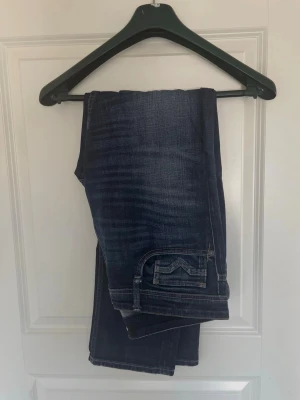 Replay Rocco jeans - Snygga mörkblå jeans från replay med raka ben. Det finns inga tydliga fläckar eller hål på dom. Storleken är W33 och L32. Kan tänka mig att gå med lite i priset. Kontakta om det är något.
