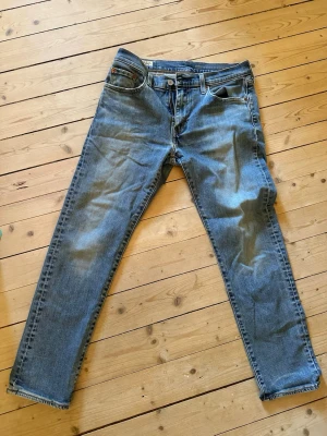 Levis 502 Jeans - Pris kan diskuteras! Säljer nu mina Levis 502. Ett par snygga jeans med naturliga slitningar  med en rak passform som tyvärr ej kommer till användning. Vid eventuella frågor, skriv i pm! 