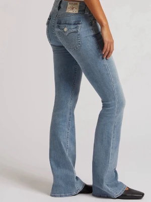 True Religion Ljusblå bootcut jeans  - Säljer ett par ljusblå bootcut jeans från True Religion med klassiska kontrastsömmar och broderade bakfickor. Jeansen har normal midja och är tillverkade i denim med lätt stretch för skön passform. Perfekta för en avslappnad och trendig look. 