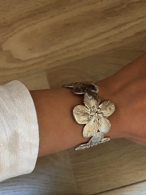 Adjustable flower bracelet (stainless steel) - Unused adjustable stainless steel bracelet