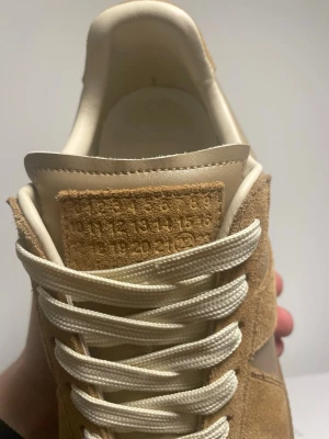 Maison margielas  - Säljer dessa riktigt snygga maison margielas. Inga defekter allt. Toppskick med snygga detaljer o unik färg. Storlek 43  skriv gärna vid funderingar!