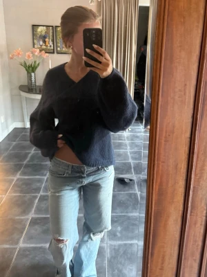 Stickad tröja - Mysig mörkblå stickad tröja med v-ringning och lite oversized passform. Har använts ett par fåtal gånger men utan defekter!!🙏🏻💕 märket är kay/day men det är Kappahls egna märke.