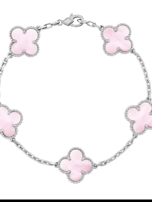 Silverarmband med rosa blommor - Snyggt armband i silverfärg med fem blommor i ljusrosa pärlemor. Blommorna har en mjuk, rundad fyrklöverform och är infattade i små pärldetaljer. Perfekt accessoar för att lyfta din stil med en söt och trendig touch.