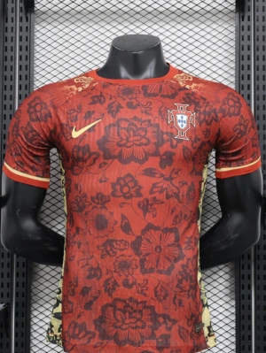 Portugal - Premium concept 2026/27 - Snygg röd Portugal fotbollströja från Nike med unikt blommönster i mörkrött och svarta detaljer. Tröjan har korta ärmar, rund hals och gula detaljer på ärmsluten samt Nike-logga och Portugals landslagsemblem på bröstet. Priset kan diskuterss och fraktas säkert och smidigt🙂
