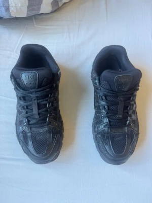 Nike p6000 - Säljer ett par helsvarta nike p6000. Köpte den väldigt nyligen men åkte utomlands och har inte använt dem. Plus gillar inte ditaljerna på den. Helt nya med kvitto och kartong 