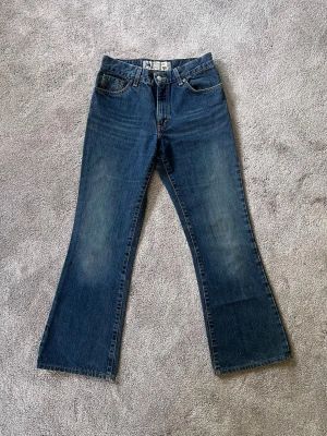 Vintage Blå bootcut jeans från Crocker - Vintage Crocker jeans ärvda av min mamma men tyvärr lite för korta på mig 😭 Storlek W32 L 32 men mindre i storleken se mått på bilder. 100% bomull made in italy, verkligen vintage kavalitet följsamt och lite rejälare jeans tyg❤️ Super snygg fade.  Rensar inför en flytt, så lägger ut mycket. Har bundel rabatt ☺️      #crocker #crockerjeans #vintagejeans #madeinitaly #y2k #y2kjeans #90s #00s #bootcut #flare #flarejeans #bootcutjeans #retro #denim #vintagedenim #streetwear #casual #skater #indie #gru