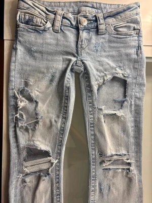 jeans med hål - helt nya jeans som originellt är från ginatricot (har endast prövat dom). har någon ”defekt” vid något hål (se bild 5) vilket endast är markeringspenna som knappt syns på avstånd. postar samma dag/ dagen efter köpet sker🩷🩷
