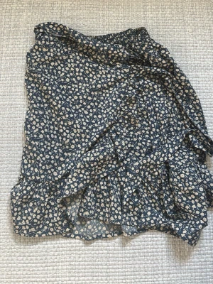 Kjol från ONLY  - Blommig kjol från Only med knyte och volanger 