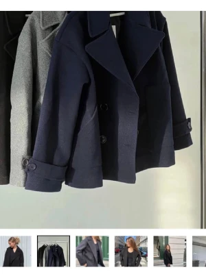 Svart kappa - Jätte fin svart kappa perfekt nu till hösten. Använd fåtals gånger så är i fint skick. Nypris 750 kr från design by si. Skriv om du har någon fråga 🤗
