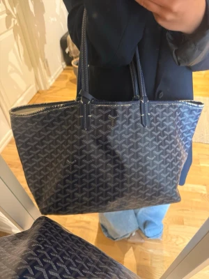 Mörkblå shoppingväska med mönster - Jättefin blå väska med mönster, .