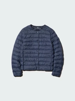 Mörkblå tunn pufferjacka - Snygg mörkblå pufferjacka med rund halsringning och tryckknappar framtill. Jackan har en quiltad design med horisontella sömmar och är tillverkad i ett lätt, vadderat material som håller värmen. Perfekt för kalla sommar/höst dar och enkel att styla till olika outfits.