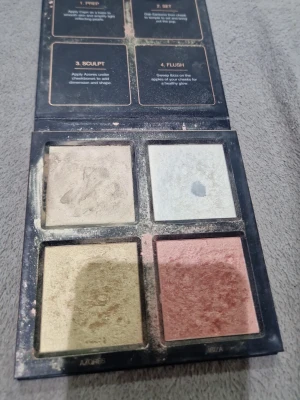Highlighterpalett med fyra nyanser - Säljer en highlighterpalett med fyra skimrande nyanser: champagne, vit, guld och rosé. Paletten har fyrkantiga pans och passar perfekt för att skapa glow på olika delar av ansiktet. Namnen på nyanserna är Capri, Santorini, Azores och Ibiza.. den använd