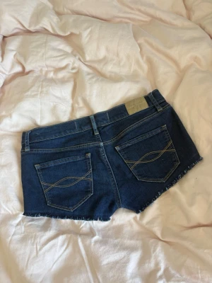 Mörkblå jeansshorts  - Ett par jeansshorts i jätte fin färg ! Storlek 26!!