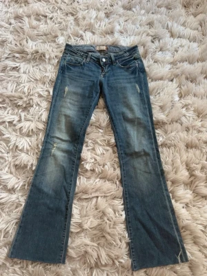 Lågmidjade jeans - Säljer dessa lågmidjade bootcut jeans som tyvärr är för små för mig. Midjemått: 36cm  Innerbenslängd: 76cm