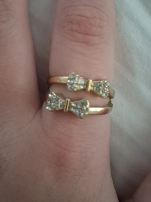 Guldring med rosetter - Säljer min guldring(inte äkta guld) med rosetter med diamanter i. Säljer för jag inte använder den✨️hör gärna av er vid frågor eller mer bilder,jag svarar inom en dag!🌸(pris kan diskuteras) 