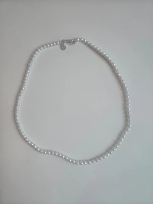 Blue Billie Klassiskt vitt pärlhalsband i silver  - Oanvänt Blue billie pärlhalsband som inte kommit till användning, endast halsband medföljes. 