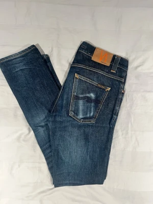 Nudie jeans  - Mörkblåa dry navy nudie jeans! Storlek 32/34! Modell Grim Tim! Material 99:1! Skick Bra! Pris 599! Kontakta om frågor eller mer bilder! 