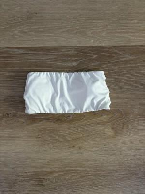 Vit bandeau-bh utan axelband - Enkel strapless bra, tvättad och ändat använd 1 gång, ingen lapp men är säker på att den är I från H&M och I storlek xs, inga hål eller. 