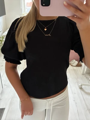 Svart topp med puffärm - Snygg svart topp från Lindex i XS. 