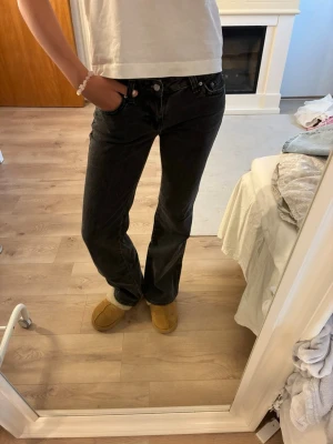 Lågmidjade jeans  - Supersnygga baggy jeans med låg midja. Midjemått - 38cm. Kolla gärna mina andra annonser! 💌