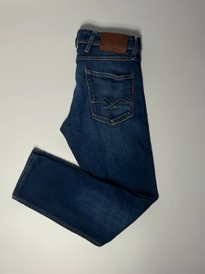 Replay anbass jeans - 👕 Plagg: Jeans                                                          📏 Storlek: 29/30                                                            🏷️ Märke/Modell: Replay anbass                                                ✨ Skick: Fint skick                                                        💬 Vid frågor är det bara att skriva!                                                                                          🛍️ Gramenti