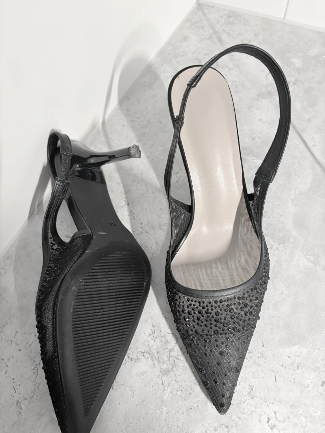Svarta spetsiga pumps med strass - 1