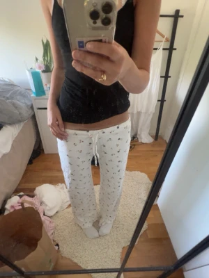 Vita pyjamasbyxor med blommigt mönster - Lite för korta för mig som är 168cm!  Jag står inte för frakt, tar gärna emot bud under det satta priset för kompromiss!💗   Allt jag säljer är i stort sätt i nytt skick för ett lägre pris, kolla in resten av mina artiklar i min profil!
