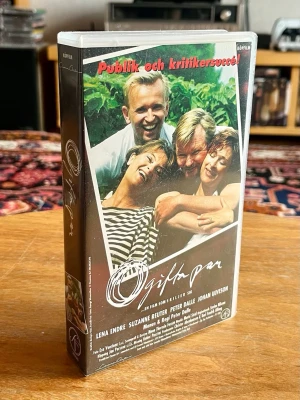 Ogifta Par (1997) oöppnad & inplastad VHS - Klassisk svensk komedisuccé från 1997 i regi av Peter Dalle. I rollerna ses några av Sveriges mest folkkära skådespelare: Lena Endre, Suzanne Reuter, Peter Dalle och Johan Ulveson.  Ett fantastiskt samlarexemplar – filmen är helt ny, oanvänd och fortfarande förseglad i sin originalplast (inplastad köpfilm).  - Format: VHS  - Skick: Ny/Oöppnad i originalplast (Se bilder för detaljer)  - Genre: Komedi / Svensk klassiker  - Språk: Svenska  Skickas väl emballerat för att skydda plasten.   Se gärna m