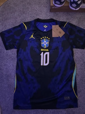 Brasilien Neymar Jr Nr10 matchtröja - Skön Neymar Jr tröja som han hade på sig VM 2026. Den är unik och passar både på och utanför plan. Den sitter perfekt och kan skickas inom 0-1 dagar!🤝💨