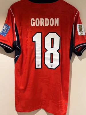 England Vm 2026 Gordon  - En England Vm tröja 2026 Gordon spelar version, storlek L helt ny