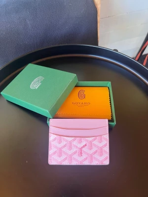 Rosa plånbok  - Säljer min snygga rosa plånbok. Fint skick! Hör gärna av er! 