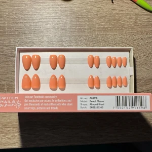 Persikofärgade press-on naglar - Snygga press-on naglar i en fräsch persikofärg med kort mandelform. Perfekta för dig som vill ha ett trendigt och enkelt sätt att fixa naglarna snabbt. Kommer i flera storlekar för bästa passform. Säljes utan tillbehör och storlekar x2.