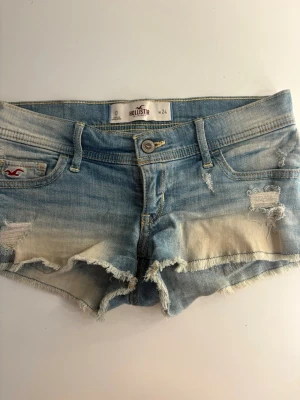 Hollister jeansshorts  - Säljer dessa jättesnygga jeansshortsen från Hollister!  Priset går alltid att diskutera och shortsen finns kvar tills den är markerad såld. 💓 Midjemått rakt över: 37cm Längd på sidan: 21cm