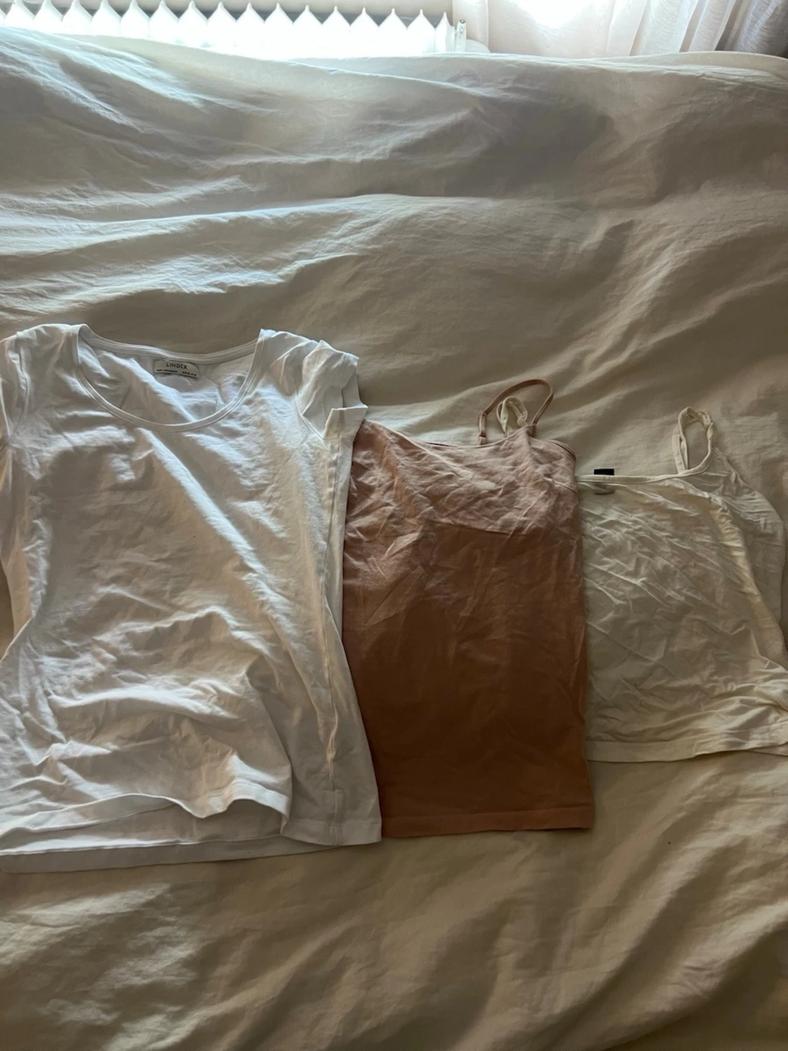 Tre toppar i vitt och rosa