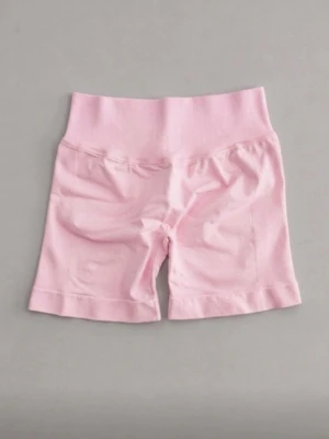 Ljusrosa tränings shorts - Säljer ett par ljusrosa tränings shorts med hög midja och scrunch-detalj bak. Shortsen är stretchiga och sitter tight. Passar som S-M🥰