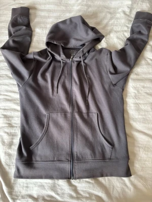 Grå zip hoodie från Polo Ralph Lauren - Snygg grå hoodie med dragkedja från Polo Ralph Lauren. 