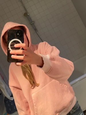 Rosa Hoodie - Säljer min mysiga rosa hoodie från lager 157. Har dock en liten missfärgning se bild den syns dock inte så mycket när tröjan är på 💕