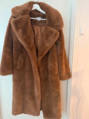 Kappa - Säljer en jätte fin varm kappa som är helt ny. Jätte elegant och fin på.  Får tyvärr inte på mig den för den är tajt annars är den så fin.