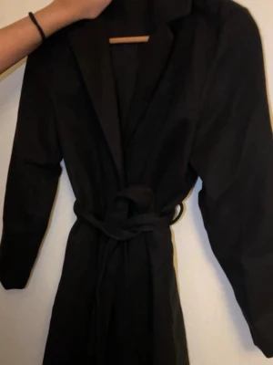 Kappa - Jätte fin elegant kappa som funkar bra under våren, hösten och vintern. Helt ny och oanvänd.
