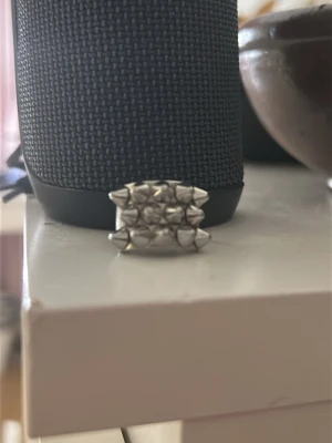 edblad ring - cool ring med nitar från edblad. perfekt till både mer alternativa stilar eller stockholm stil