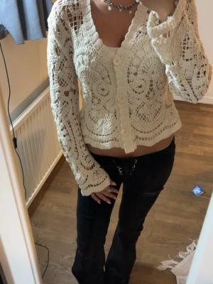 Vit kofta  - Superfin kofta i vit med snyggt mönster. Det är ett hål vid armhålan som knappt märks eftersom att hålet matchar in med mönstret. Pris kan diskuteras 