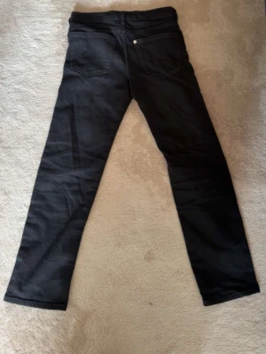 Svarta raka jeans - Säljer ett par svarta jens
