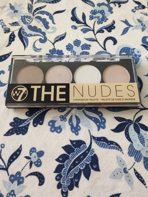 W7 The Nudes ögonskuggspalett - En ögonskuggspalett från W7 med fyra matta nude-nyanser i beige, brunt och vitt. Perfekt för naturliga looks och enkel att blanda. Kommer i en smidig plastförpackning med genomskinligt lock. Vegansk och cruelty free. Knappt använd. 