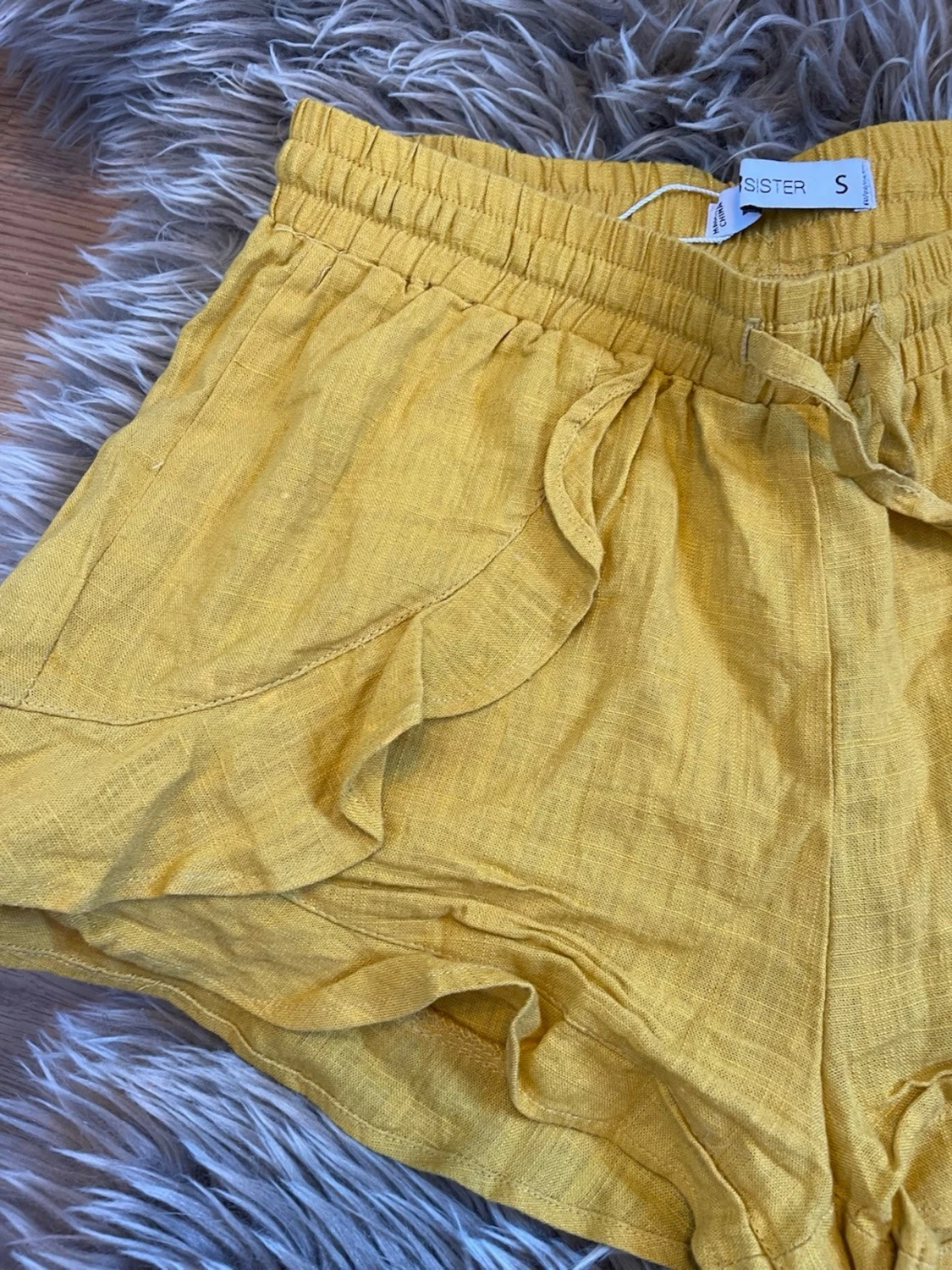 Gula linneshorts med volang från Sister - 2