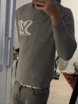 Stickad tröja grå - Mycket fint skick. Skriv vid frågor eller funderingar. Fraktar inom 24 timmar
