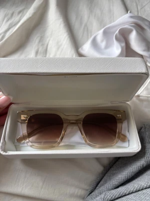Chimi 04 solglasögon ECRU - Snygga solglasögon från Chimi med fyrkantig form och transparent beige. Solglasögonon är som nya (mkt bra skick) - endast förpackning och tillhörande påse som har en del missfärgningar (se bild). 