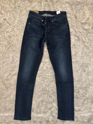 Dondup jeans - Snygga mörkblåa Dondup George i storlek 32, passar även dig som bär 31. Hör av dig om du har några frågor gällande plagg!