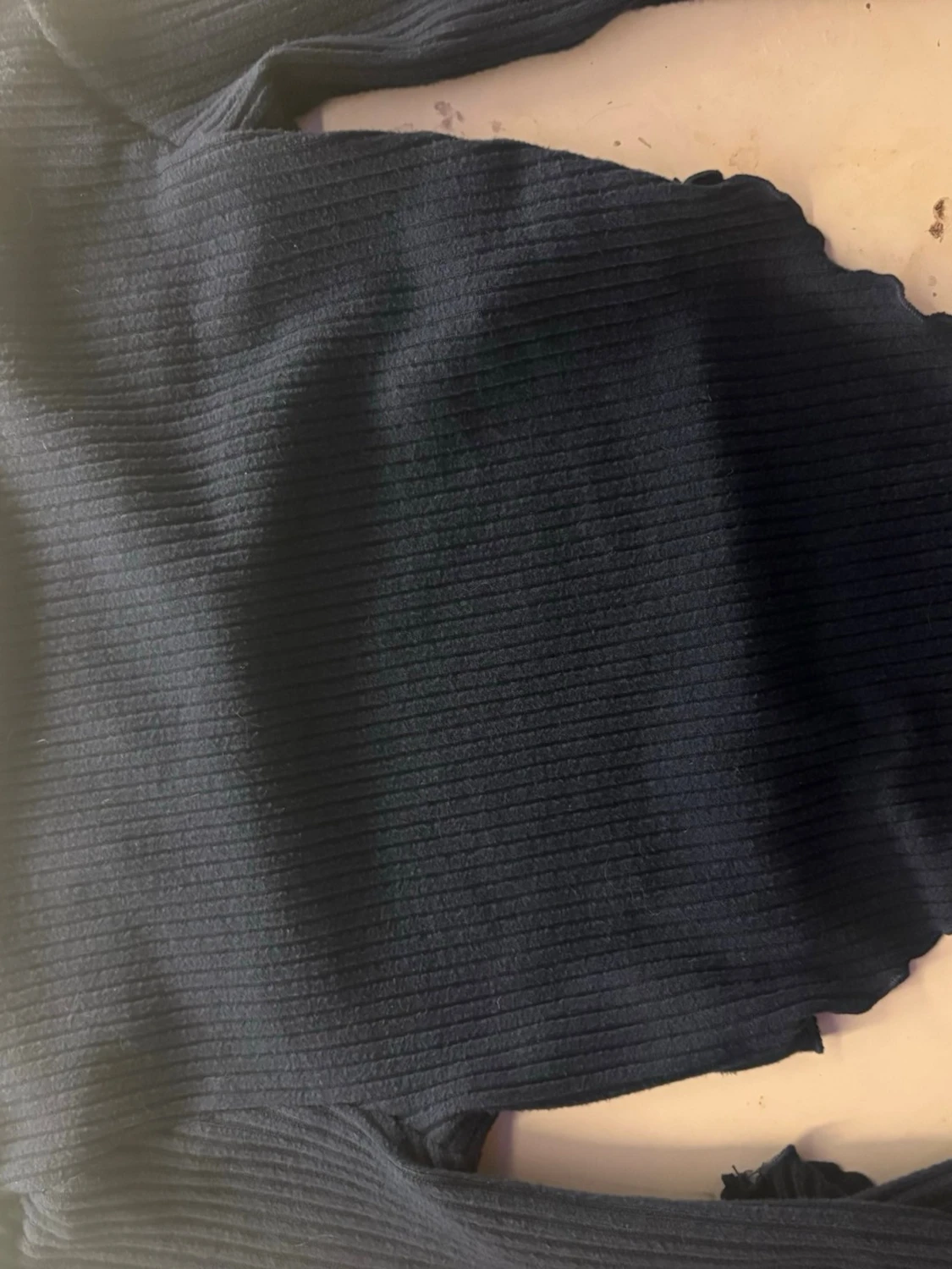 En mörkblå och en svart off shoulder tröja💙🖤 - 1