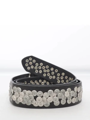 Svart bälte med silvernitar - Snyggt svart bälte i skinn med massor av runda silverfärgade nitar längs hela bandet. Bältet har ett coolt och edgy uttryck med en rejäl silverspänne som ger extra attityd till din outfit.